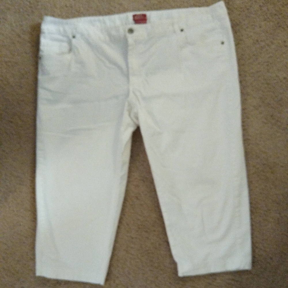Merona White Capris Size 18W Regular, Made of 98% Cotten and 2% Spandex.